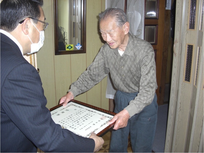 永年在住者に感謝状を授与する町長