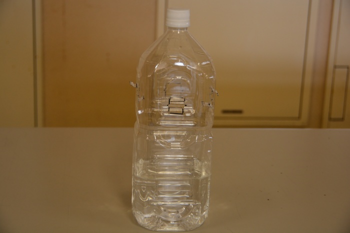 液体を入れたペットボトルの写真