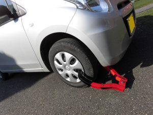 タイヤロックをかけた車の写真